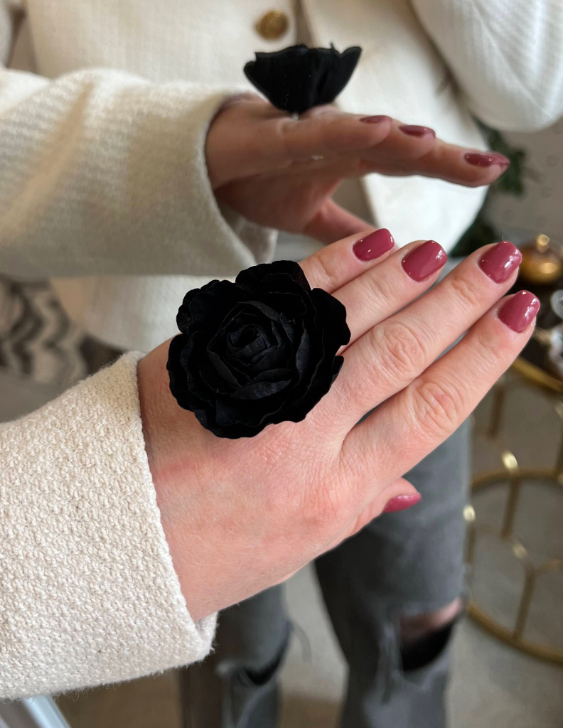 Zīda gredzens Black rose no ziedlapiņām
