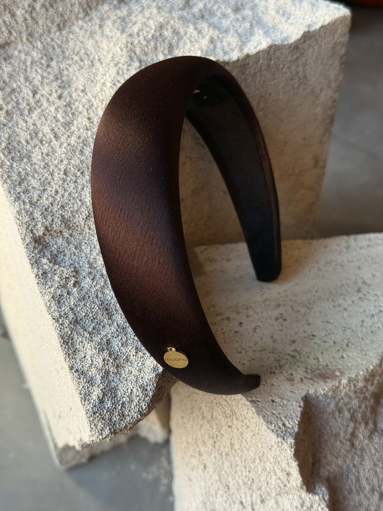 Chocolate MUSE headband lifestyle