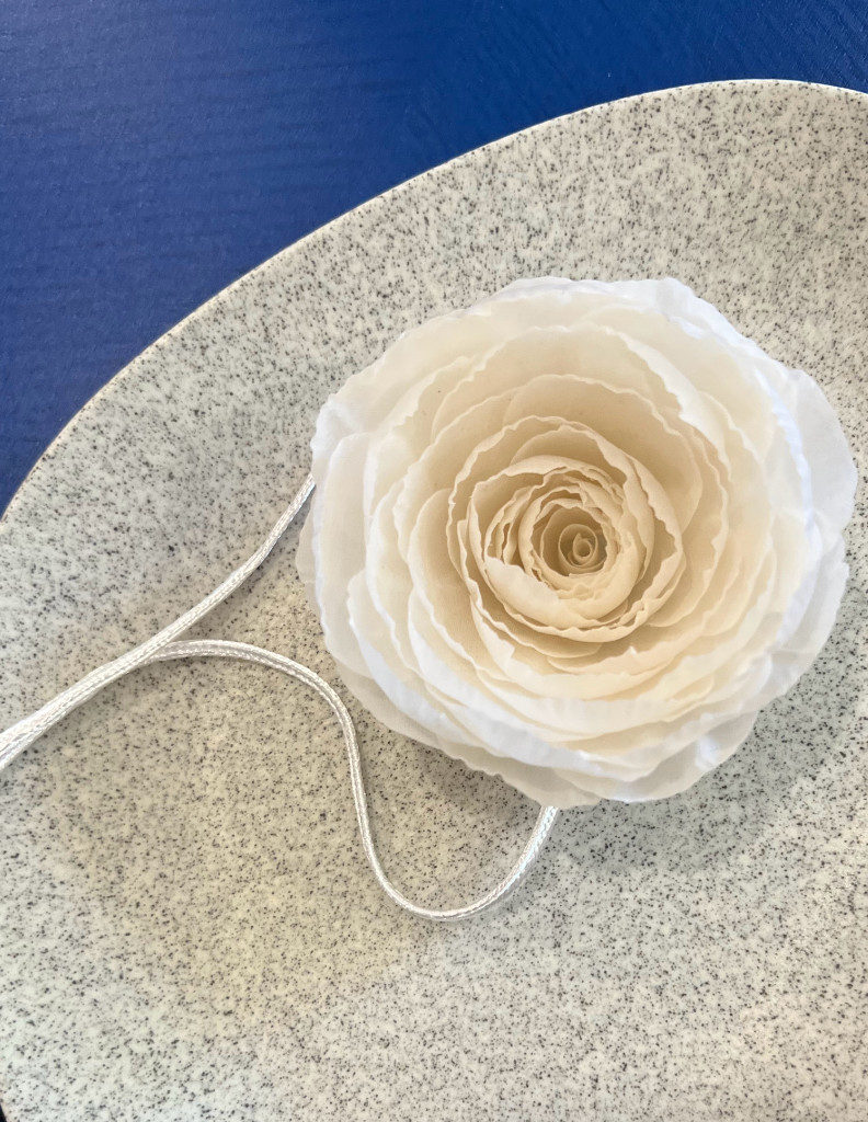 Zīda čokeris White rose no ziedlapiņām