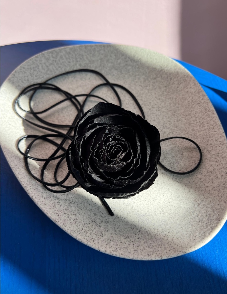 Zīda čokeris Black rose no ziedlapiņām